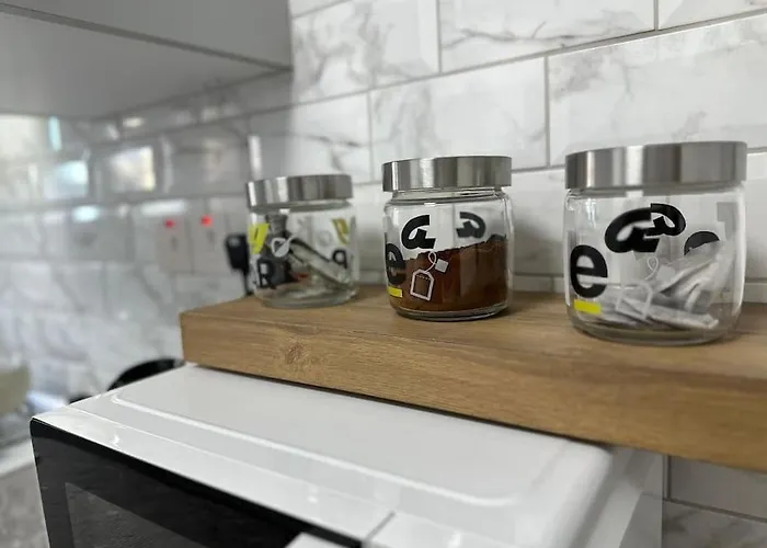 Brand New Renovated 1 Bedroom 3a *